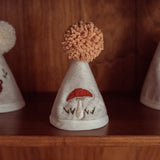 Mini Chapeau de fête : pompon caramel - Broderie Champignon